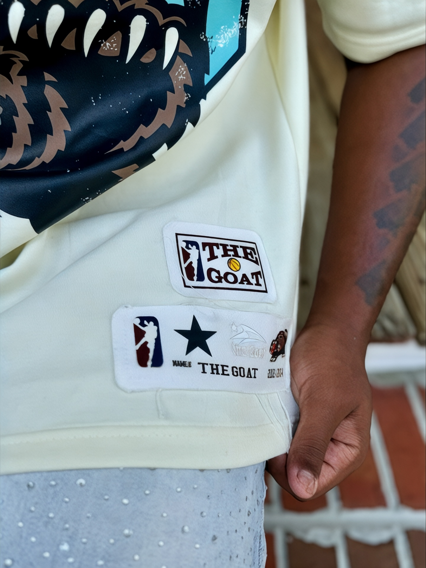 THE GOAT “JA’ MORANT” GRAPHIC PATCHED TEE.