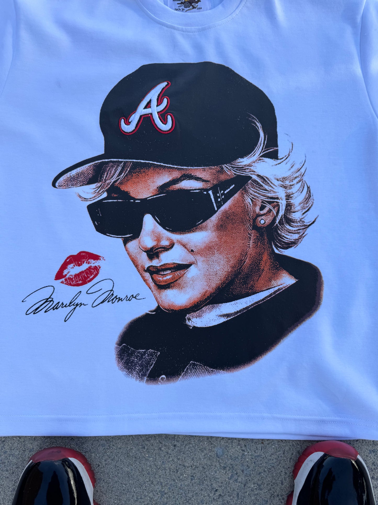 “MARILYN MONROE” FABRICATED LOVE GRAPHIC TEE WITH EMBROIDERED “A” HAT.