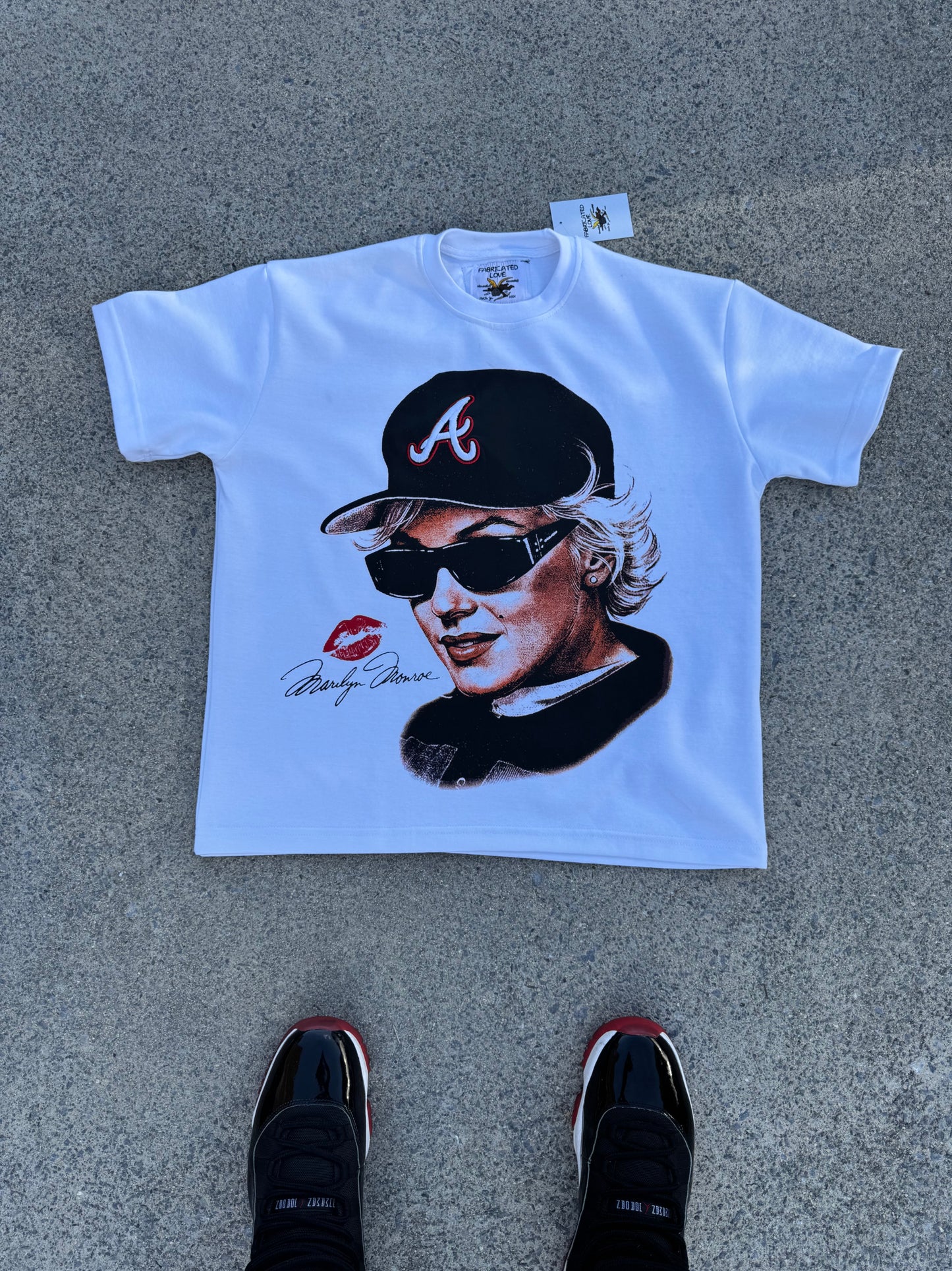 “MARILYN MONROE” FABRICATED LOVE GRAPHIC TEE WITH EMBROIDERED “A” HAT.