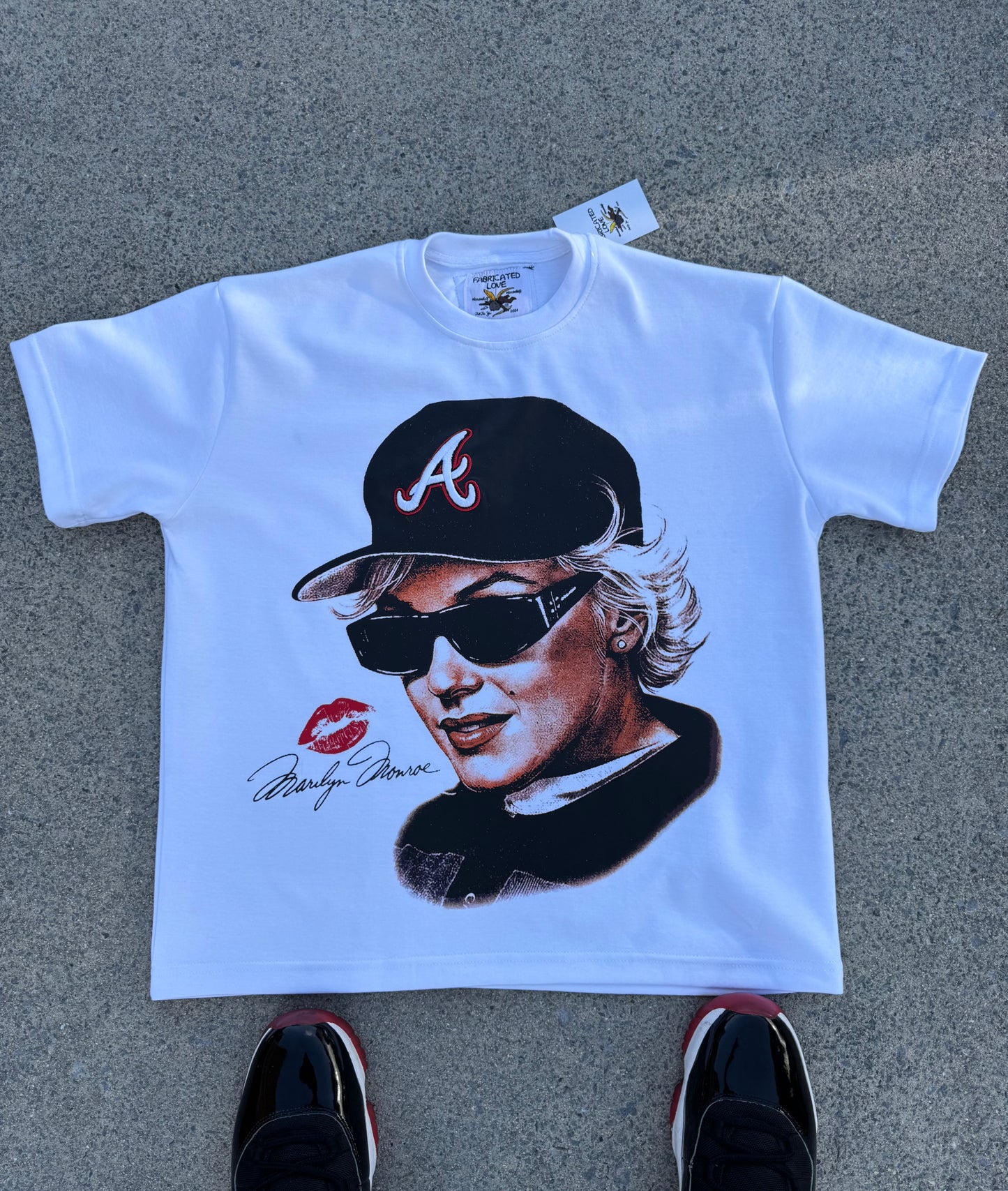 “MARILYN MONROE” FABRICATED LOVE GRAPHIC TEE WITH EMBROIDERED “A” HAT.