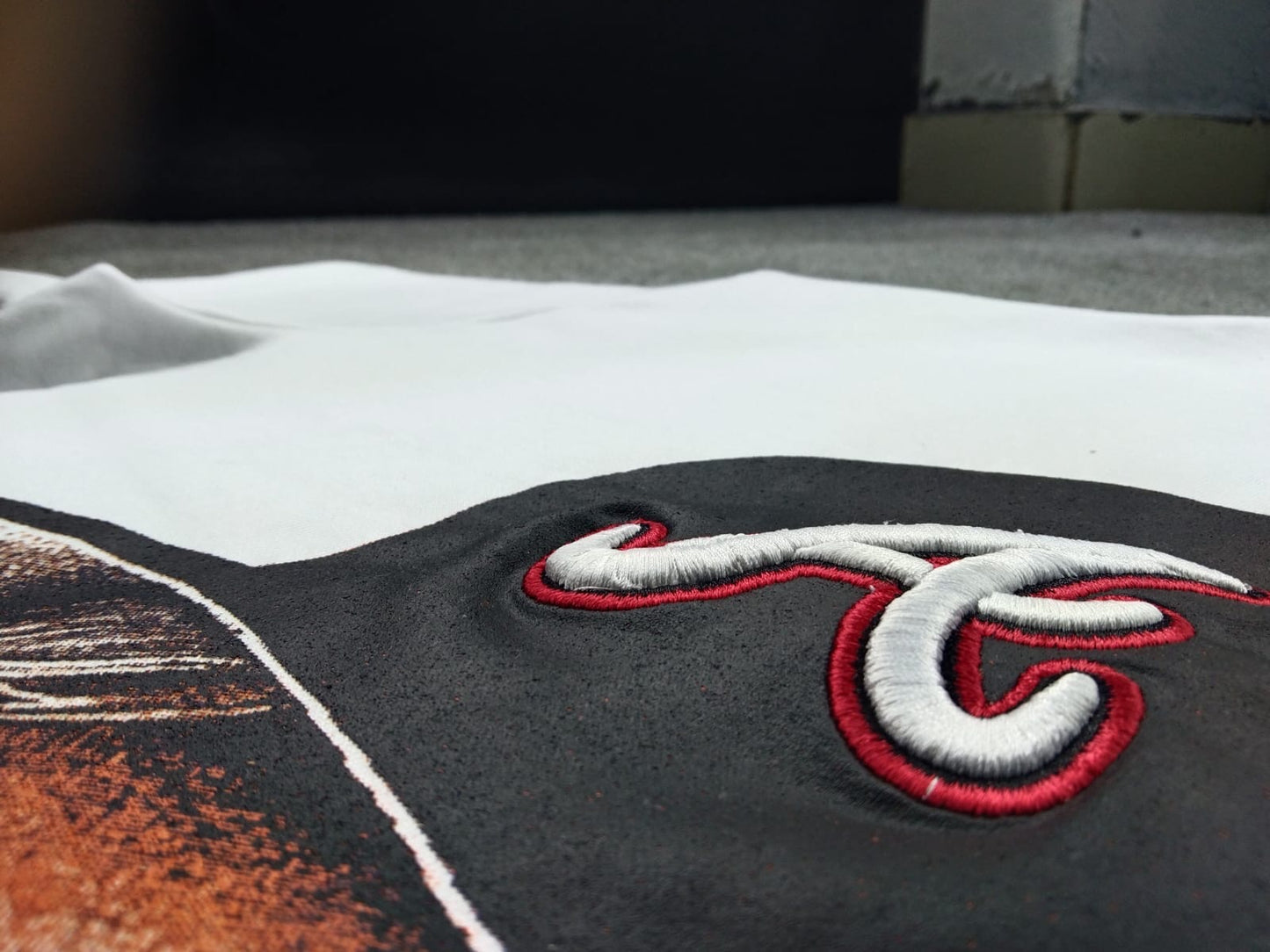 “MARILYN MONROE” FABRICATED LOVE GRAPHIC TEE WITH EMBROIDERED “A” HAT.
