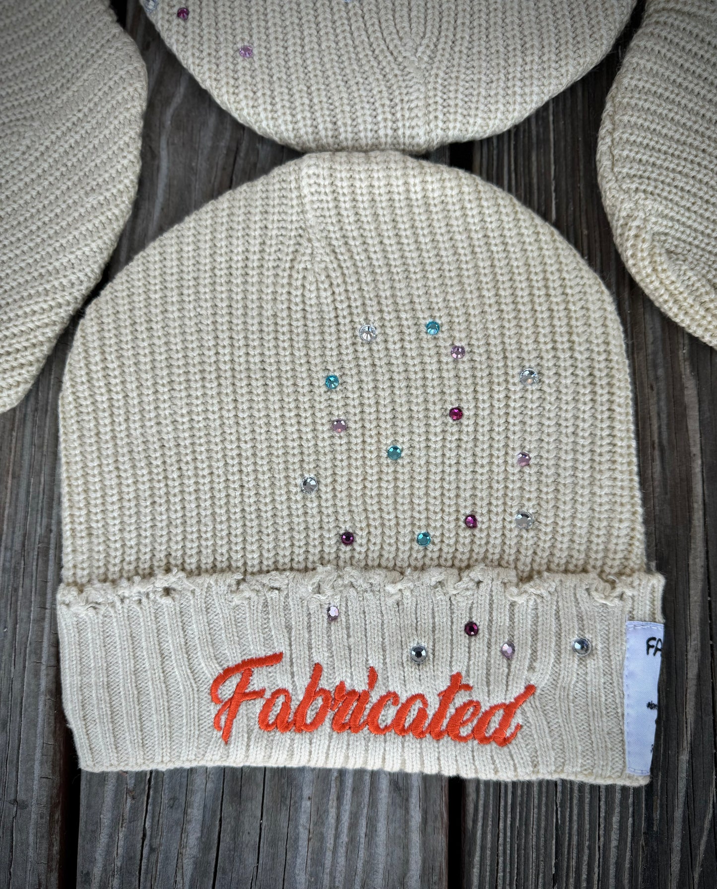 CREAM/ORANGE “FABRICATED”LOVE BEANIES