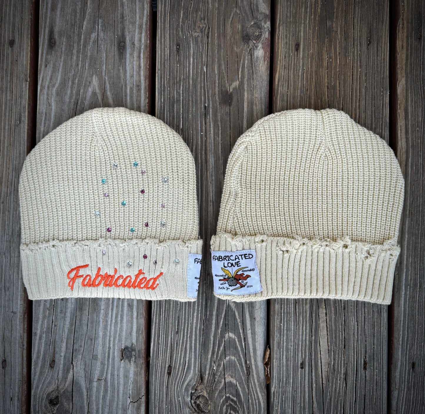 CREAM/ORANGE “FABRICATED”LOVE BEANIES